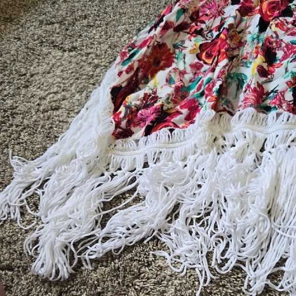 Vivid Imports Size Large Racer Back Floral Tank With White Knit Fringe - Picture 6 of 8